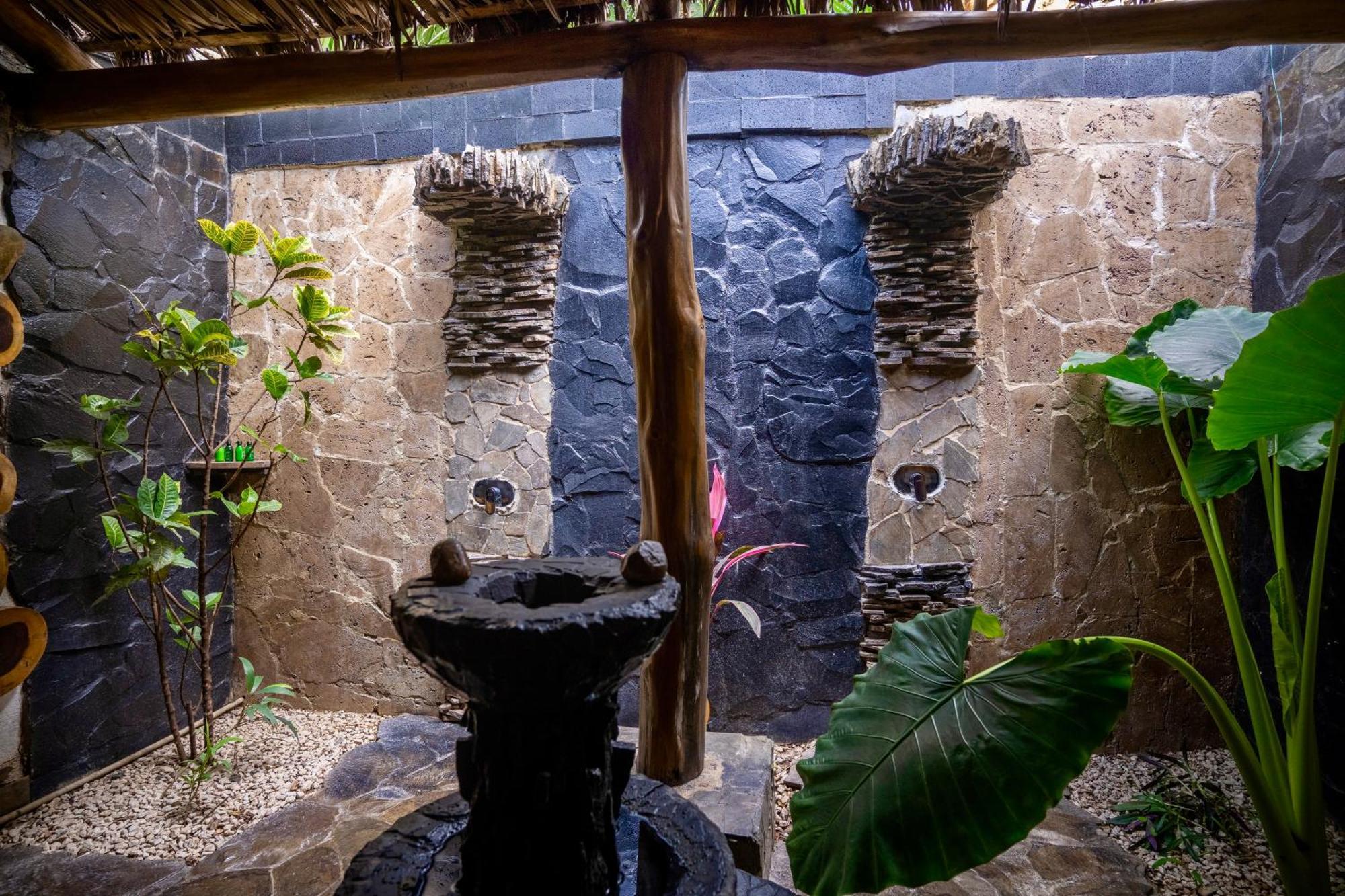 Ocho Artisan Bungalows (Adults Only) 塔马林多 外观 照片